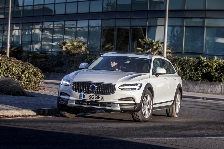  Volvo V90 D4 Cross Country 2017 года  (UK) (фото 22 из 40)